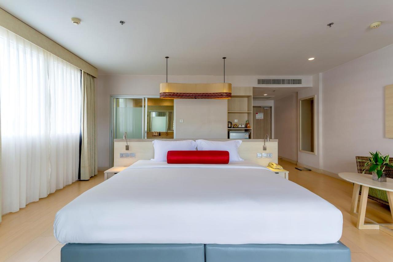Ramada By Wyndham Phuket Deevana Patong Экстерьер фото