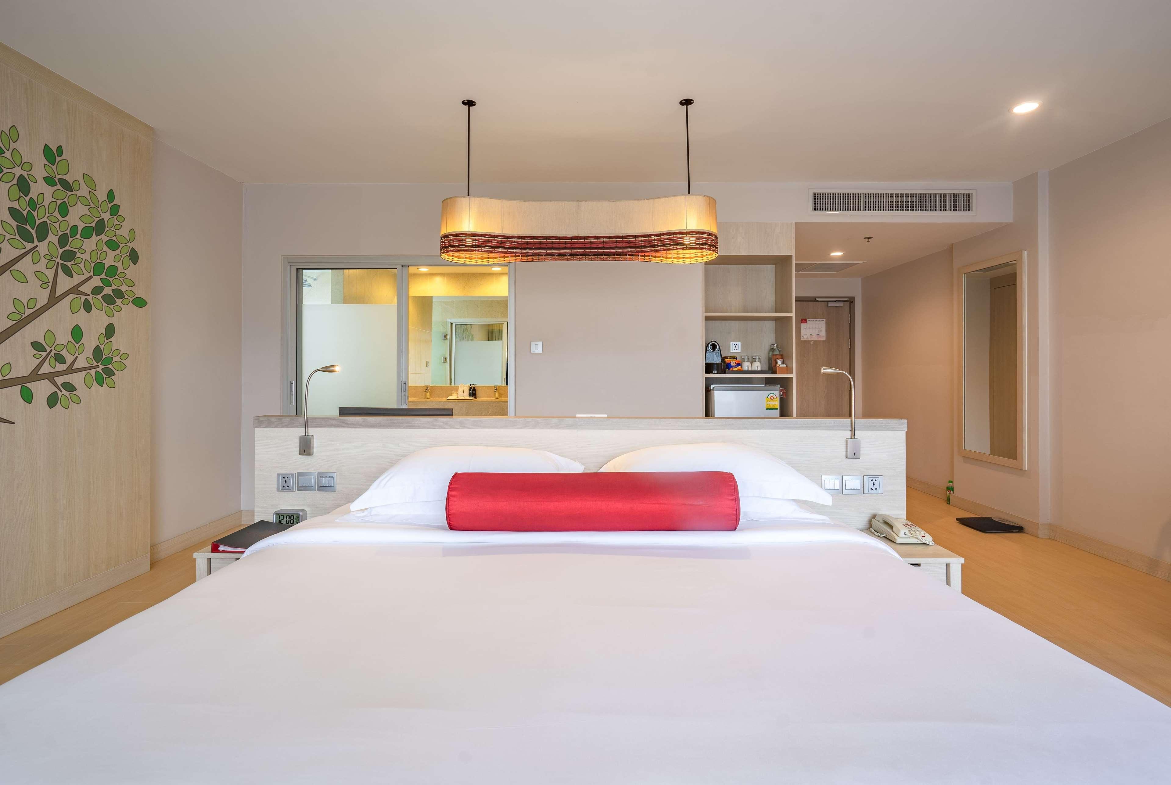 Ramada By Wyndham Phuket Deevana Patong Экстерьер фото