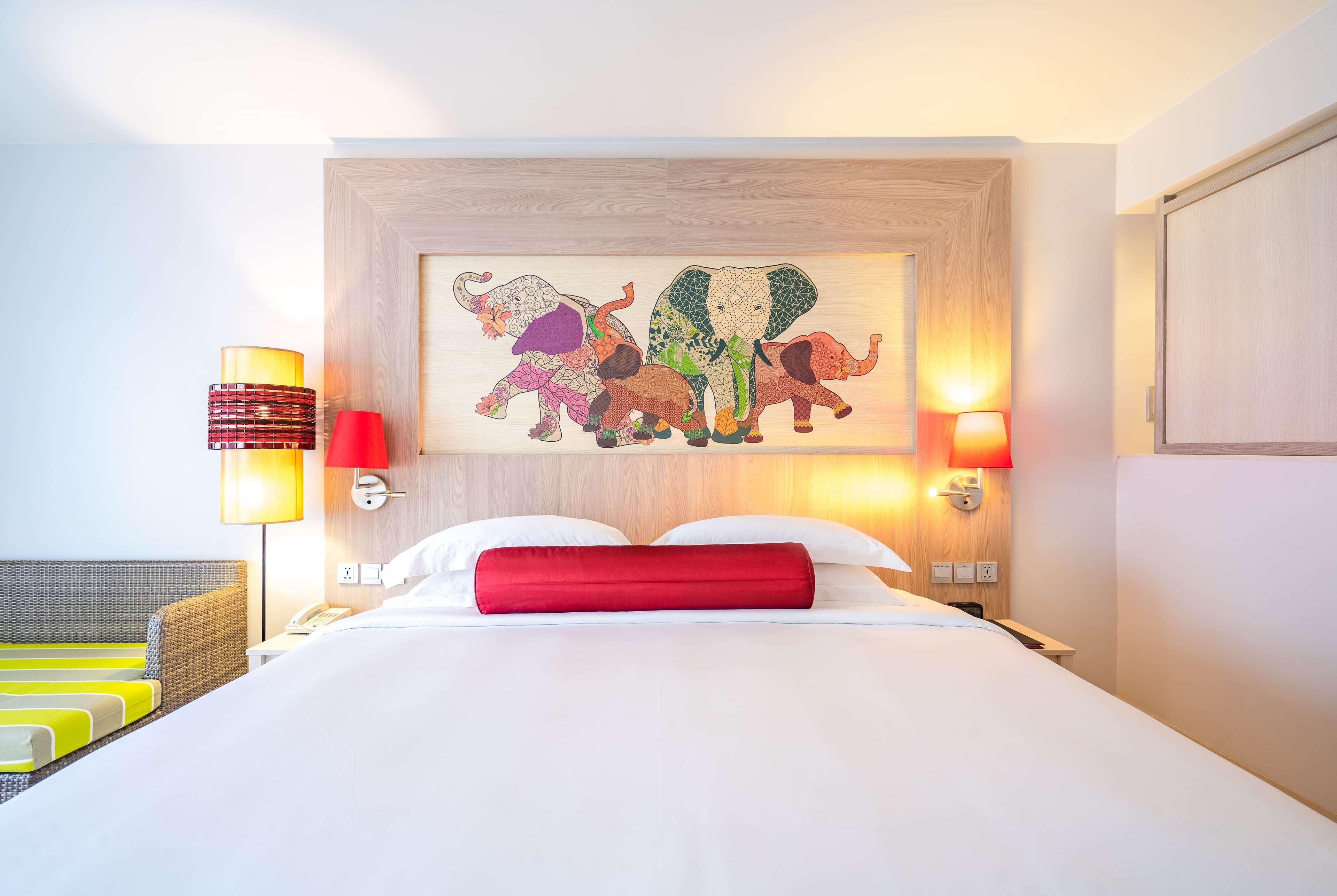 Ramada By Wyndham Phuket Deevana Patong Экстерьер фото