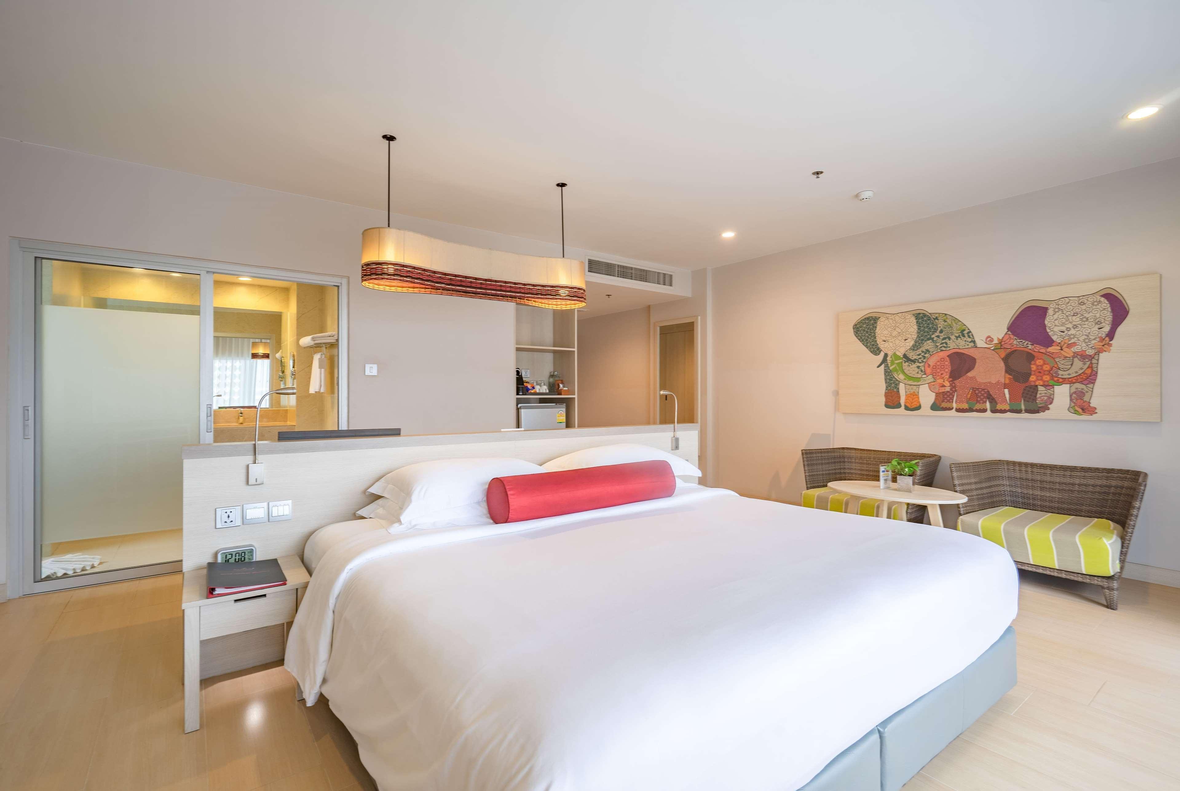 Ramada By Wyndham Phuket Deevana Patong Экстерьер фото