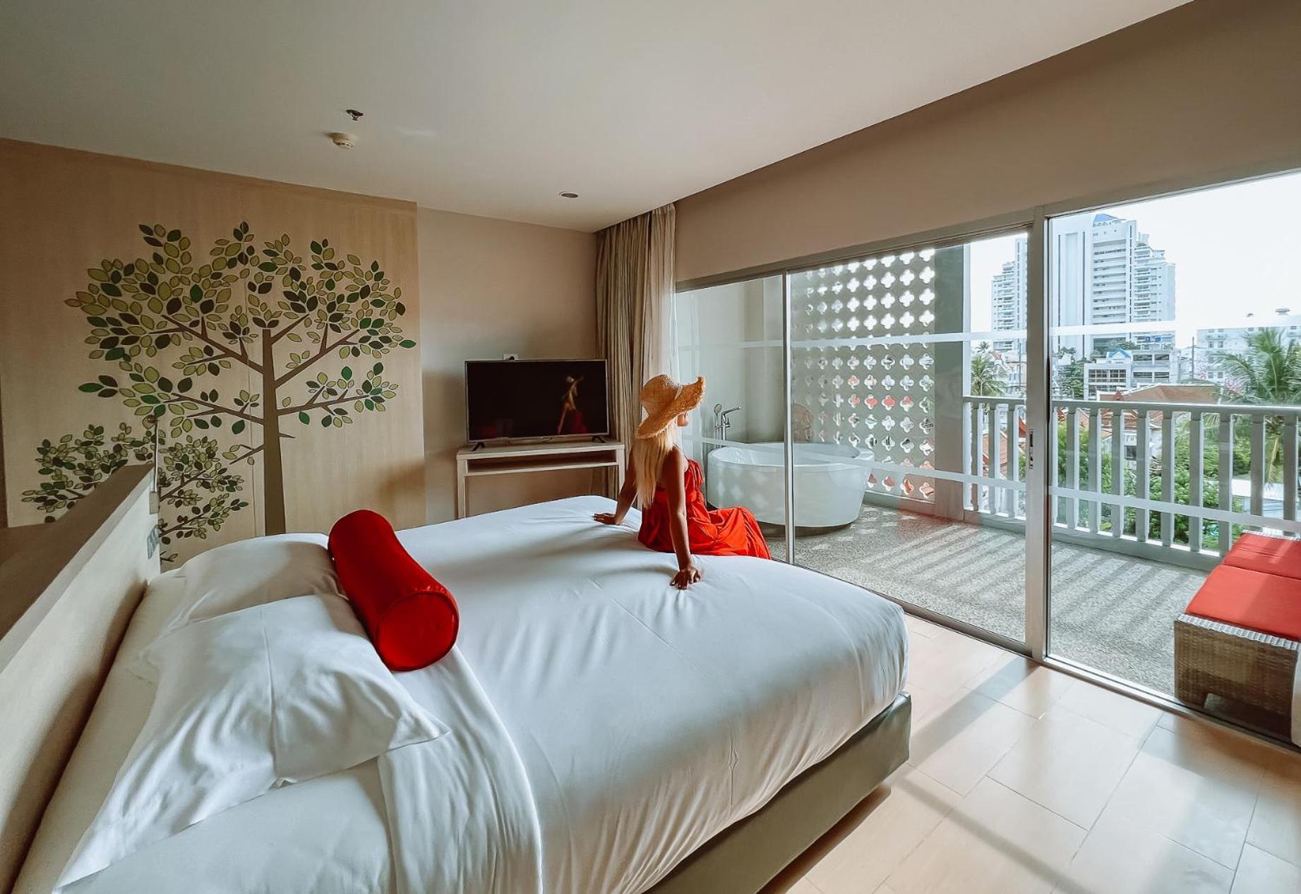 Ramada By Wyndham Phuket Deevana Patong Экстерьер фото