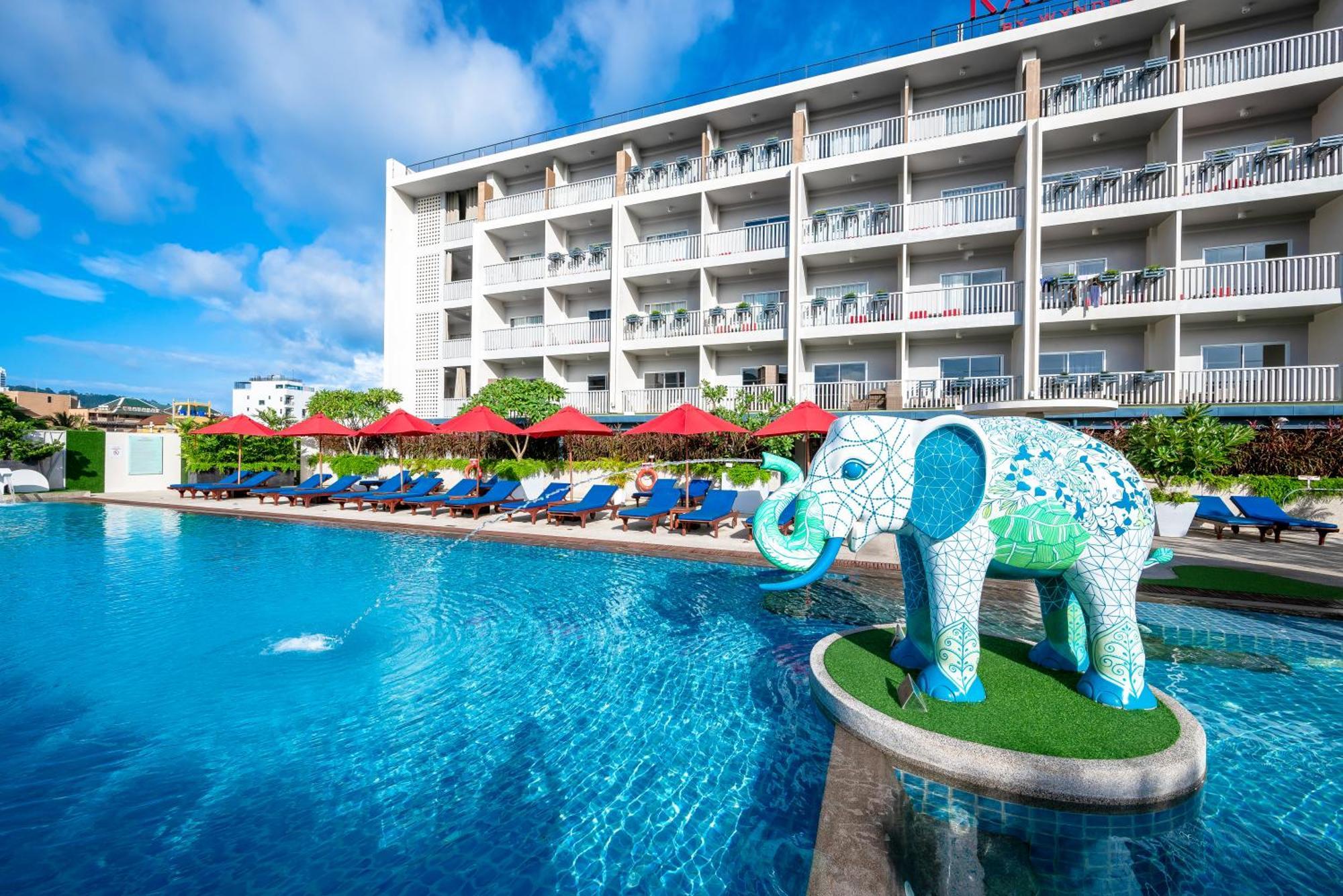 Ramada By Wyndham Phuket Deevana Patong Экстерьер фото