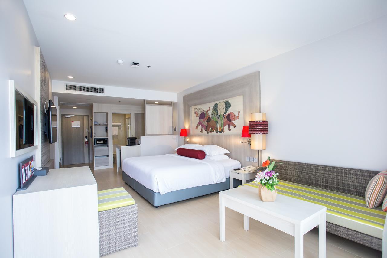 Ramada By Wyndham Phuket Deevana Patong Экстерьер фото