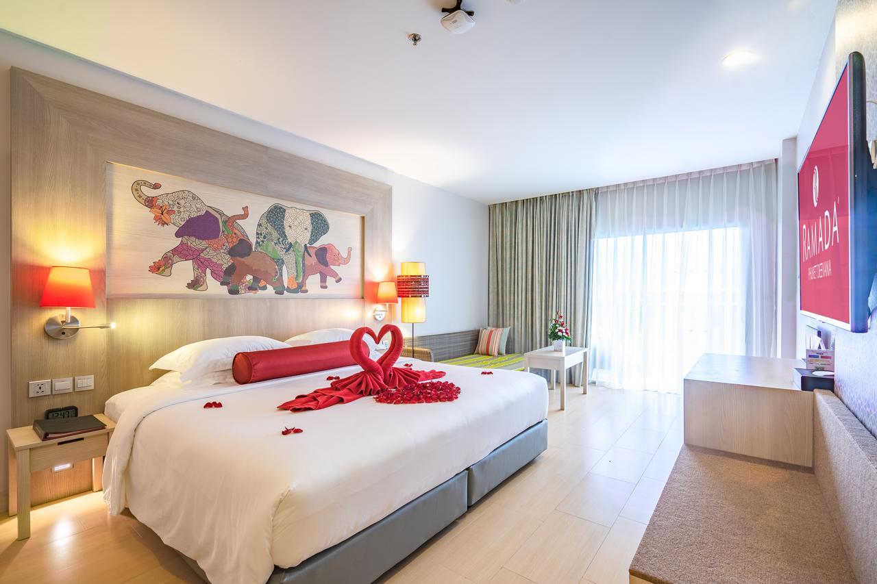 Ramada By Wyndham Phuket Deevana Patong Экстерьер фото