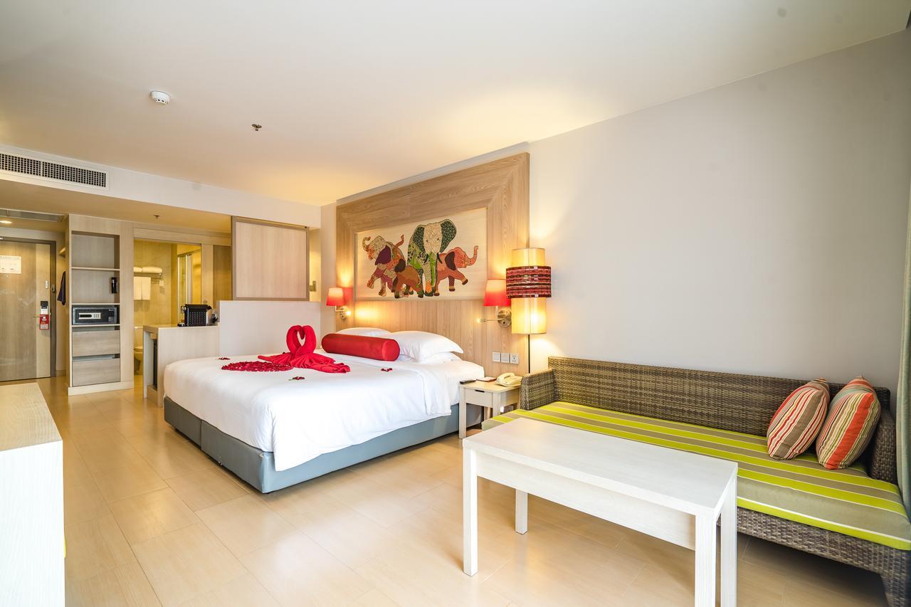 Ramada By Wyndham Phuket Deevana Patong Экстерьер фото