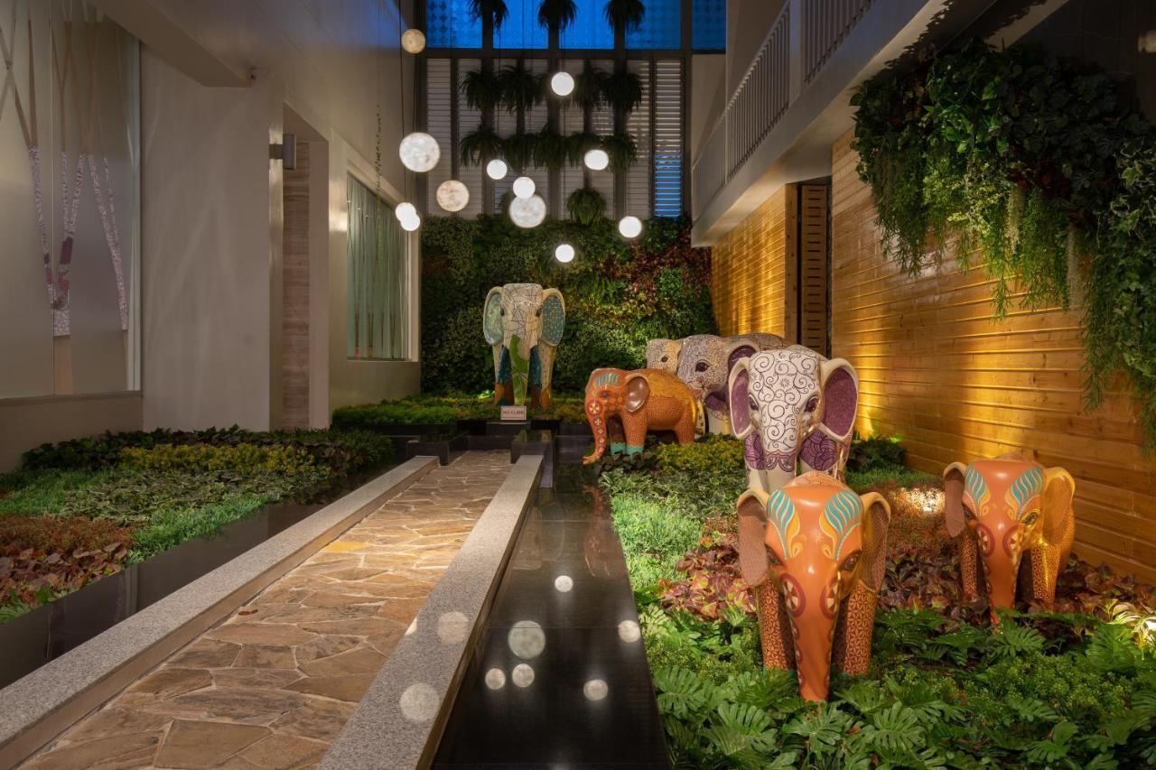 Ramada By Wyndham Phuket Deevana Patong Экстерьер фото